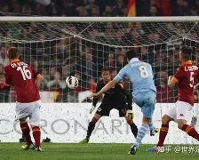 足球场上风云变幻，球员技艺展现无遗的简单介绍