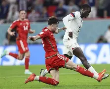 紧要关头，球员奋力拼抢，斩获宝贵胜利的简单介绍